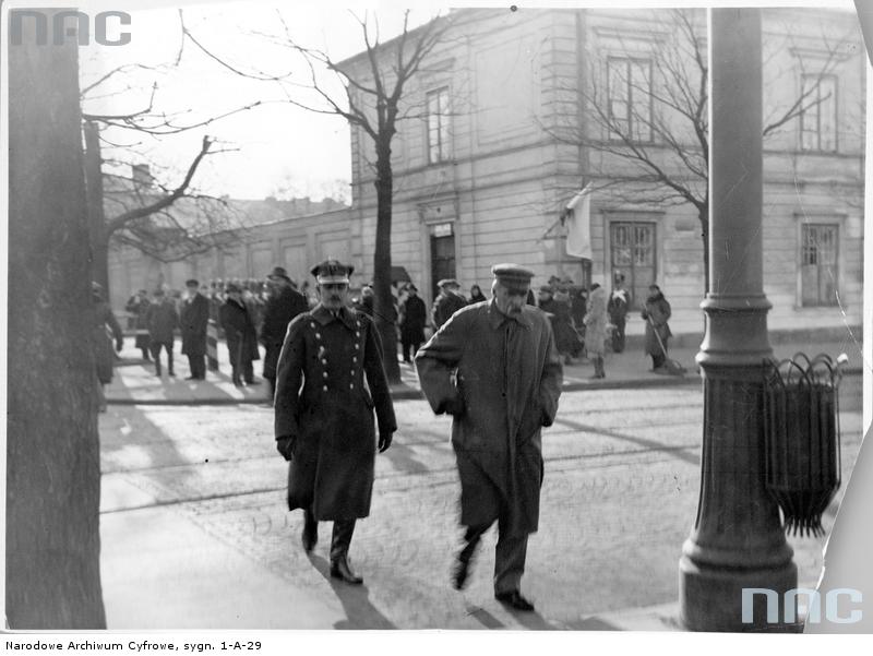 Kpt. Lucjan Miładowski (z lewej) wraz z Marsz. Józefem Piłsudskim, 1931 (fot. Narodowe Archiwum Cyfrowe, sygn. 1-A-29 )