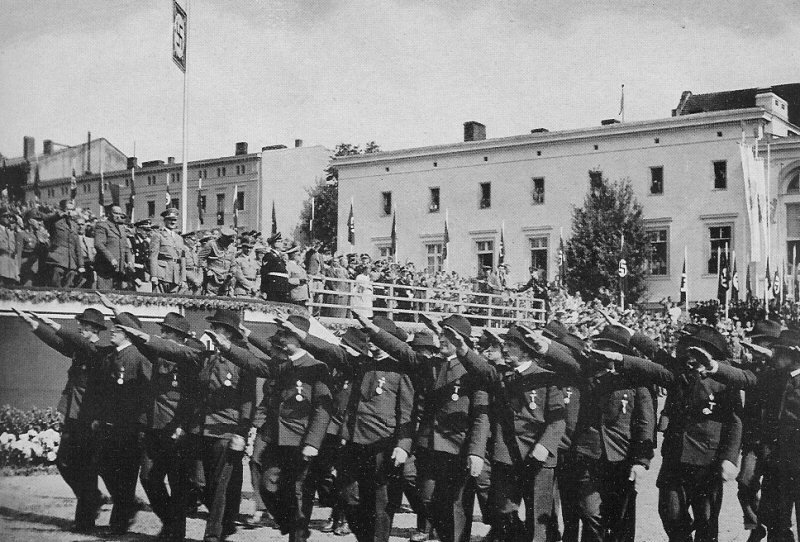 Gimnastycy z Sudetenland podczas przemarszu przed Wodzem
