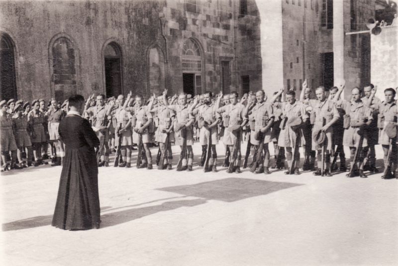 Biskup Józef Gawlina podczas odwiedzin oddziałów 2 Korpusu Polskiego w Casarano we Włoszech. 16 maja 1946.