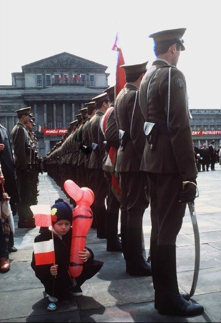 Plac marsz. Józefa Piłsudskiego w Warszawie, a wtedy Plac Zwycięstwa, w tle Teatr Wielki