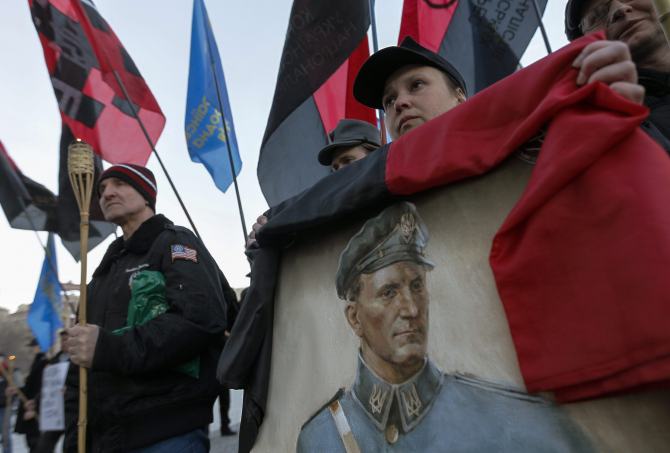 Ukraińscy nacjonaliści z flagami UPA, na pierwszym planie portret dowódcy UPA Romana Szuchewycza
