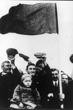 Po zajęciu wschodnich terenów Polski nastąpiła realizacja "rewolucji" społecznej - politycznej i ekonomicznej. Dokonywano jej przy pomocy wojska i służb specjalnych. Na zdjęciu mieszkańcy Białegostoku udają się na mityng przedwyborczy, październik 1939 roku