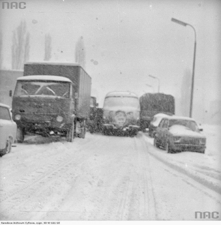 Samochody na zasypanej przez zamieć jezdni podczas Zimy Stulecia, 1979-01-30.