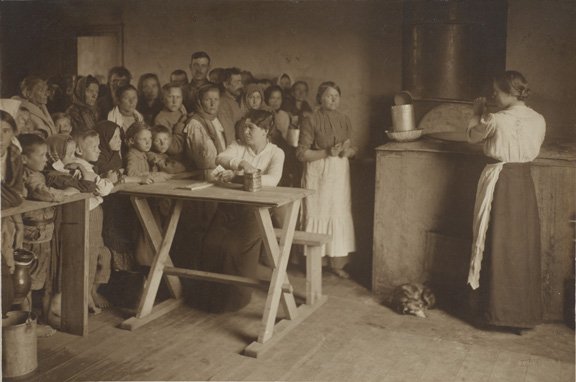 Wileńskie kuchnie ludowe. Kuchnia nr 7 przy ul. Skopówka - wydawanie posiłków, 1915