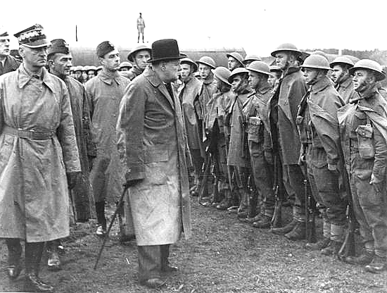 Winston Churchill wizytuje w towarzystwie Władysława Sikorskiego jednostkę Polskich Sił Zbrojnych na Zachodzie