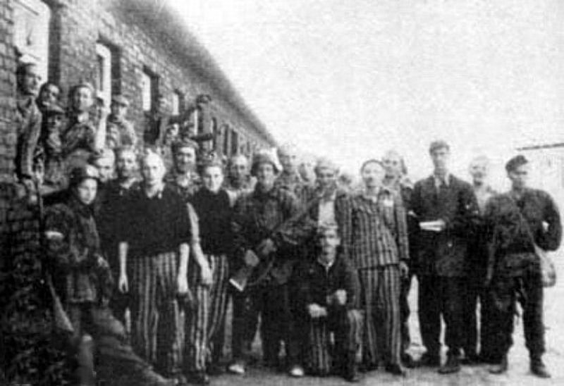 Byli więźniowie i żołnierze Armii Krajowej po wyzwoleniu Gęsiówki
