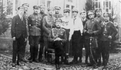 Adam Rudnicki (siedzi w środku), przywódca powstania