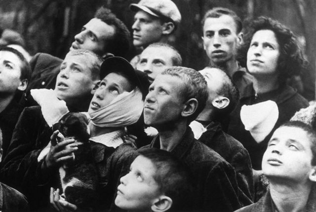 Warszawa, początek września 1939. Dzieci obserwujące nalot niemieckich bombowców.