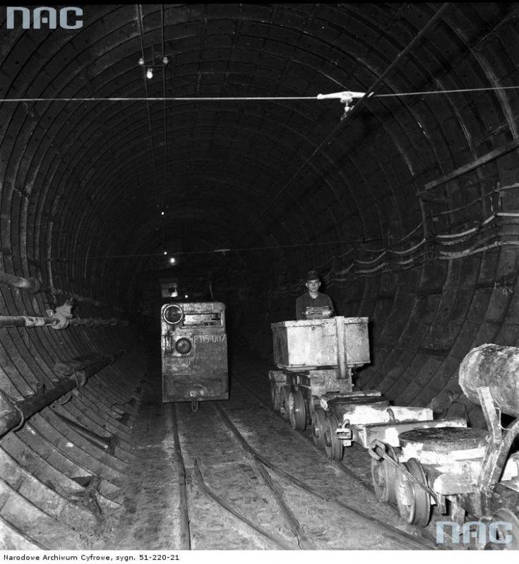 Wózki do wywożenia urobku i transportu materiałów budowlanych na budowie metra warszawskiego, rok 1956.
