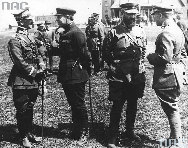 Gen. Antoni Listowski (pierwszy z lewej) podczas rozmowy z atamanem Semenem Petlurą (drugi z lewej). Fotografia z kwietnia 1920 r. fot. NAC