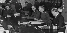 Gen. Jodl podpisuje w Reims kapitulację Wehrmachtu.