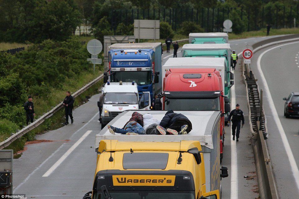 imigranci napadają na ciężarówki