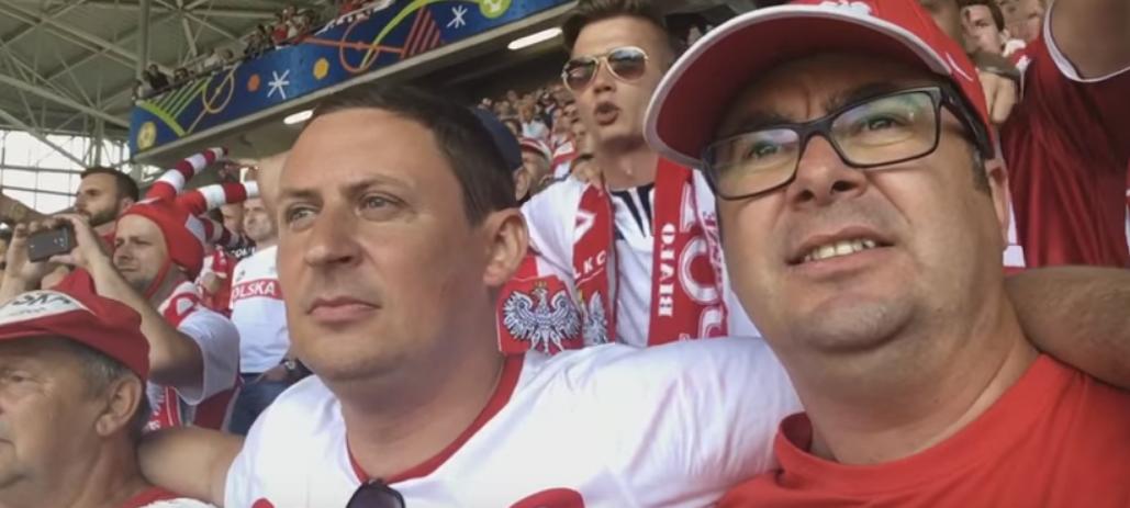 Kibic płacze po meczu Polski