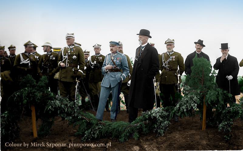 Marszałek Józef Piłsudski, Prezydent Stanisław Wojciechowski, gen. Stanisław Szeptycki, Premier Wincenty Witos, obserwują manewry wojskowe.