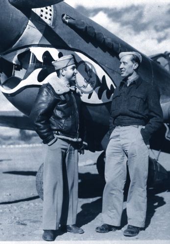Płk pil. Witold Urbanowicz (po prawej), legendarny dowódca 303. Dywizjonu podczas Bitwy o Anglię w 1940 r., podczas służby w amerykańskiej 23. Grupie Myśliwskiej (tzw. „Latających Tygrysów”) w Chinach w 1943 r. W tle samolot myśliwski typu Curtiss P-40 z charakterystycznymi „szczękami”.