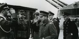 Japoński pułkownik, a potem generał Makoto Onodera (1897-1987), attache wojskowy w Sztokholmie. W swej placówce zatrudniał oficerów polskiego wywiadu, w tym mjr. Rybikowskiego. Na zdjęciu płk. Onodera w otoczeniu oficerów niemieckich.