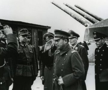 Japoński pułkownik, a potem generał Makoto Onodera (1897-1987), attache wojskowy w Sztokholmie. W swej placówce zatrudniał oficerów polskiego wywiadu, w tym mjr. Rybikowskiego. Na zdjęciu płk. Onodera w otoczeniu oficerów niemieckich.