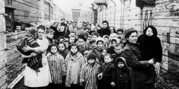 Auschwitz zbudowano dla Polaków. Dzisiaj jest synonimem Holokaustu
