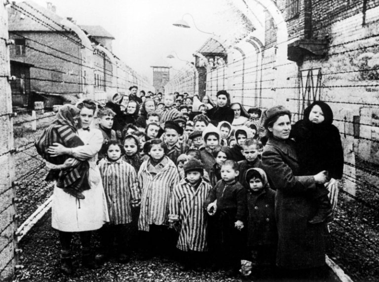 Auschwitz zbudowano dla Polaków. Dzisiaj jest synonimem Holokaustu