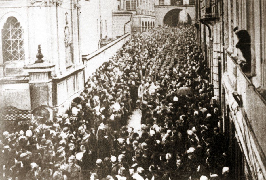 Józef Piłsudski przy Ostrej Bramie po zajęciu Wilna