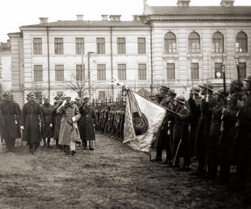 Wilno, Plac Łukiski, 19 kwietnia 1919. Przegląd oddziałów Wojska Polskiego po zajęciu miasta. Za Józefem Piłsudskim generałowie: Edward Śmigły-Rydz, Stanisław Szeptycki, Kazimierz Sosnkowski / fot. Wikipedia