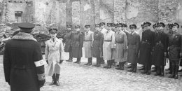 Szeryński (stojący tyłem) odbiera meldunek Jakuba Lejkina, maj 1941