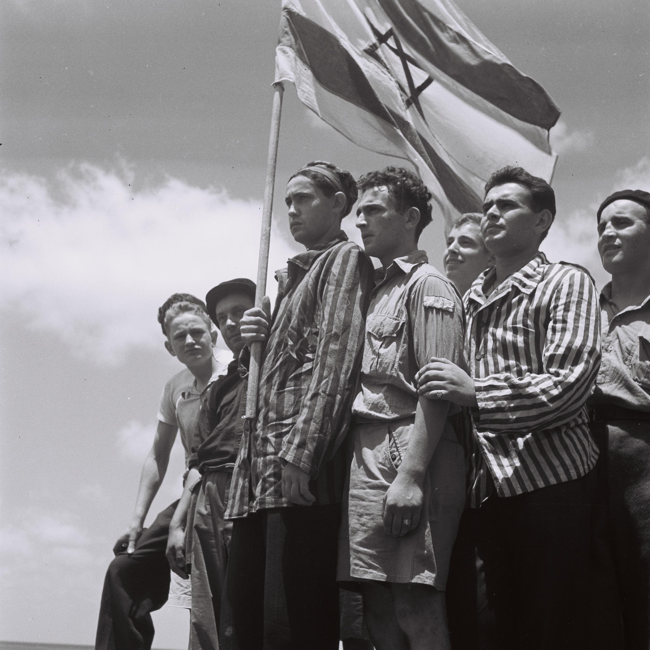 fot. Wikipedia / ocalali z Holokaustu po przybyciu do Hajfy